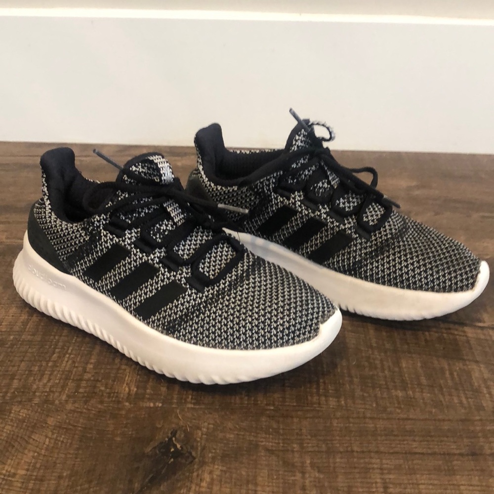 Authentic Adidas Boys Cloudfoam size 3 1/2